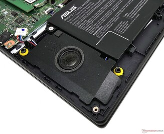 Das VivoBook 15X hat zwei nach unten gerichtete Lautsprecher