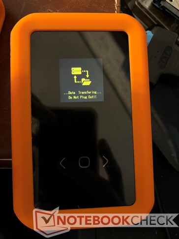 Das Laufwerk teilt mit, wenn gerade darauf zugegriffen wird, um ein versehentliches Herausziehen zu vermeiden.