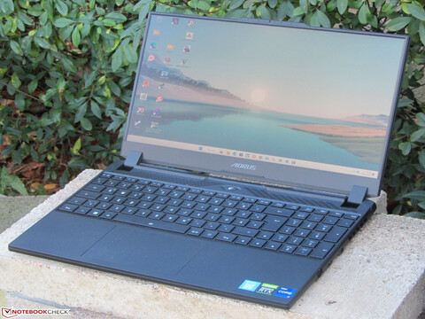 Aorus 15 XE5 im Test: Kompaktes QHD-Gaming-Notebook mit Thunderbolt 4