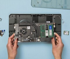 Das Mainboard des Framework Laptop kann kurzerhand in ein Mini-PC-Gehäuse von Cooler Master verbaut werden. (Bild: Framework)