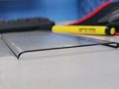 Ein vermeintliches Displayschutzglas für das Huawei Mate 30 Pro deutet auf eine extrem starke Krümmung des AMOLED-Panels.