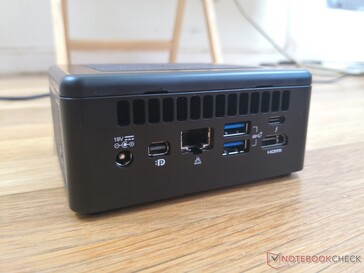 Rückseite: Netzadapter, Mini DisplayPort 1.4, Gigabit RJ-45, 2x USB 3.1 Gen. 2, USB-C mit Thunderbolt 3, HDMI 2.0b