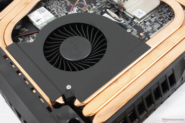 Die Kühllösung besteht aus zwei Lüftern mit ca. 60 - 65 mm und 11 Kupfer-Heatpipes