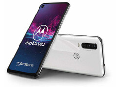 Das Motorola One Action kommt mit einer Lochaussparung oben links (Quelle: Winfuture)