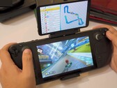 Steam Deck mit Retroids Dual-Screen-Display der Wiedergabe von Mario Kart: Das Rennen läuft auf dem Hauptbildschirm, während die Streckenkarte auf dem zweiten Bildschirm angezeigt wird. (Bildquelle: GameXData via YouTube)
