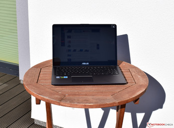 Das Asus ZenBook Flip 15 bei Sonnenschein