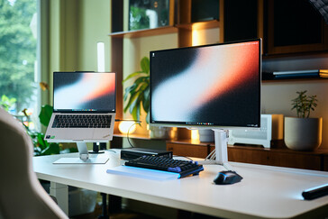 Vollwertiges Setup: Die Aorus RTX 5060 Ti AI Box fungiert als zentrales Dock auf dem Schreibtisch und erweitert das Display des Lenovo ThinkPad X9 14 auf den externen Monitor.