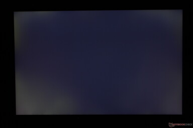 Mäßig unebenes Backlight Bleeding entlang der Ecken