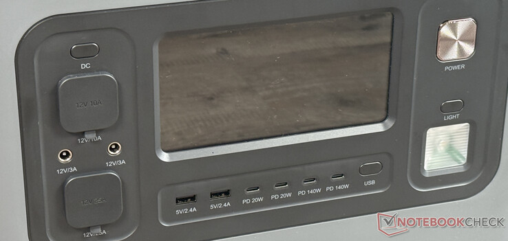 In der Front: Display, 6 USB- und weitere DC-Ports, Power-Taste und LED-Licht