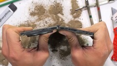 Das OnePlus Open aka Oppo Find N3 verbiegt sich auch in die falsche Richtung, bricht aber nicht. (Bild: JerryRigEverything)