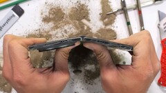 Das OnePlus Open aka Oppo Find N3 verbiegt sich auch in die falsche Richtung, bricht aber nicht. (Bild: JerryRigEverything)