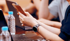 Einige Mitarbeiter bei Samsung nutzen offenbar bereits das Galaxy Z Fold3 und die Galaxy Watch4. (Bild: Samsung)