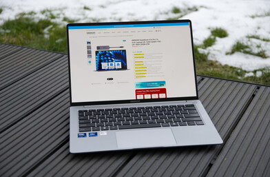 GeekBook X14 Pro im Außeneinsatz bei bedecktem Himmel