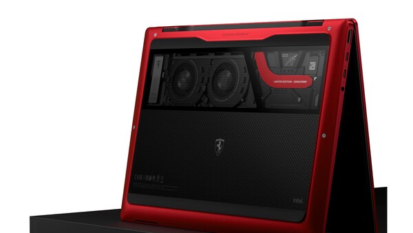 Die Unterseite des HP Limited Edition Scuderia Ferrari Notebook ist mit einem Glasfenster versehen