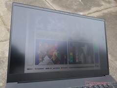 Draußen an einem hellen bewölkten Tag