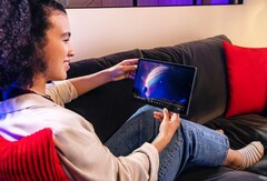 Das Lenovo Tab P11 Pro der zweiten Generation besitzt ein schnelles OLED-Display, der Stylus muss separat gekauft werden. (Bild: Lenovo)