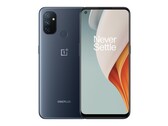 Das OnePlus Nord N100 sieht seinem teureren Bruder fast zum Verwechseln ähnlich. (Bild: OnePlus)