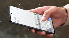 Der Vergleich macht sicher: Das OnePlus 12 lässt sich im Gegensatz zum Apple iPhone 15 Pro Max noch bei Regen treffsicher bedienen.