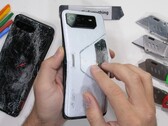 Auch das zerbrochene Asus ROG Phone 6 aus diesem Jahr wird im Teardown von JRE zerlegt, analog zum ROG Phone 5 aus dem Vorjahr.