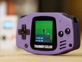 Thumby Color sieht aus wie ein Nintendo Game Boy Advance, ist aber viel kleiner. (Bildquelle: Tiny Cicruits)