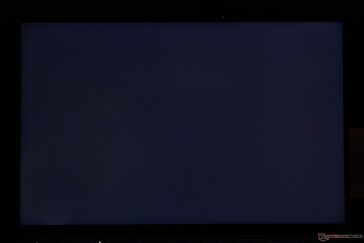 Ganz schwarz im SDR-Modus zeigt keine ungleichmäßigen Backlight-Bleeding-Probleme