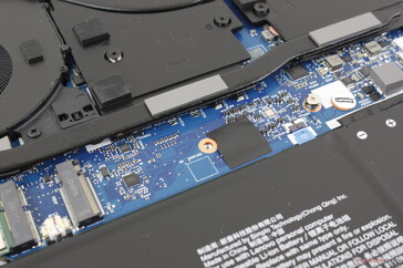 Der zweite M.2-2280-PCIe4-x4-Schacht ist frei und kann nachgerüstet werden. Beide Schächte sind mit einem Heatpad ausgestattet