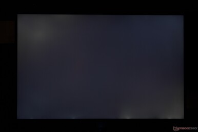 Moderates ungleichmäßiges Backlight Bleeding an den Rändern und Ecken