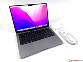 Das 14 Zoll MacBook Pro besitzt eines der hellsten Mini-LED-Displays aller Notebooks. (Bild: Notebookcheck)