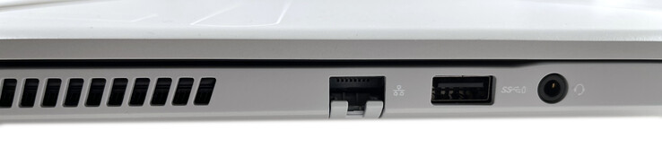 Links: Sicherheitskabeleinschub (außerhalb des Bildbereichs), 2,5-Gbps-Ethernet-Anschluss, USB 3.1 Gen. 1 mit PowerShare, kombinierter Audioanschluss