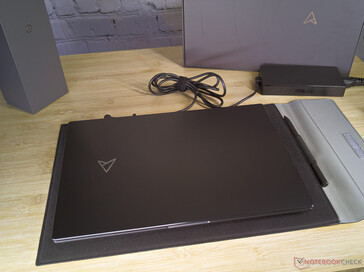 Laptop mit Tasche und Eingabestift