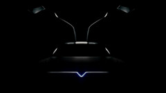 Die legendären Flügeltüren des DeLorean effektvoll in Szene gesetzt (Quelle: DeLorean Motors)