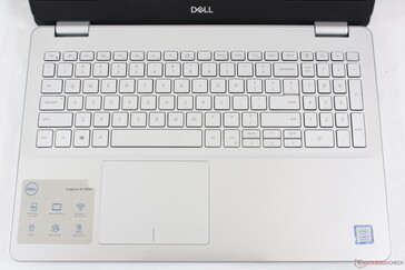 Tastatur mit Standardlayout, Ein-/Ausschalter in der Ecke und zweistufiger Hintergrundbeleuchtung