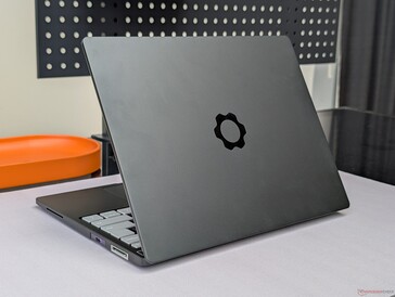 Der äußere Deckel aus Aluminium ist auf Grau und Silber beschränkt, während die innere Kunststoffblende auch in weiteren Farben erhältlich ist