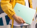 Das neue Realme Book Slim wird in Grün angeboten, statt in Blau wie sein Vorgänger. (Bild: Realme)