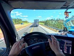 Ein Reddit-Nutzer hat ein vollwertiges SimRacing-Setup in seinen Lkw gebaut. 