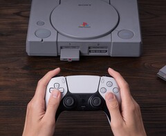 Der 8BitDo Retro Receiver schlägt die Brücke zwischen DualSense und der PlayStation der ersten Generation. (Bild: 8BitDo)