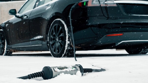 Das Aufladen des E-Autos bei eisigen Minusgraden im Winter kann ganz schön stressig werden.