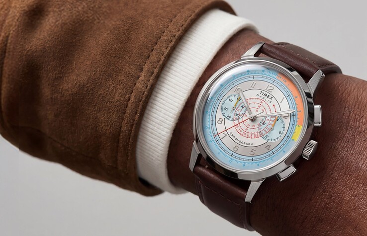 Timex Marlin Neo Classic Chronograph mit silberfarbenem Zifferblatt und braunem Lederarmband am Handgelenk