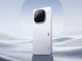 Das iQOO 12 Pro wird optional mit weißer Rückseite mit BMW-Branding angeboten. (Bild: Vivo)