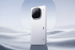 Das iQOO 12 Pro wird optional mit weißer Rückseite mit BMW-Branding angeboten. (Bild: Vivo)