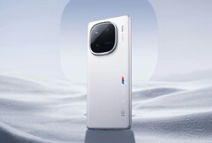 Das iQOO 12 Pro wird optional mit weißer Rückseite mit BMW-Branding angeboten. (Bild: Vivo)