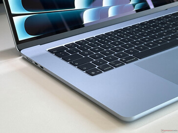 Das MBA 15 bietet dank M4-SoC eine verbesserte Konnektivität inkl. Thunderbolt 4.