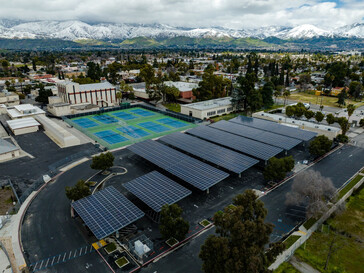 Überdachung eines Parkplatzes in San Bernardino, California (Bild: DSD Renewables)