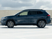 Toyota spendiert seinem Hybrid-SUV Corolla Cross ein Facelift und die neue GR Sport Ausstattung (Bild: Toyota).