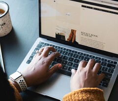 Eine Person arbeitet an einem Apple Macbook Pro. (Bildquelle: Daniel Thomas/Unsplash)