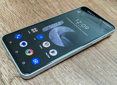 Die schwarze Ausführung des Asus Zenfone 10 ist aktuell zum Deal-Preis erhältlich (Bild: Florian Schmitt)