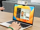 Mit macOS Ventura und iOS 16 kann das Apple iPhone als Webcam für ein MacBook genutzt werden. (Bild: Brian Tong)