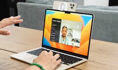 Mit macOS Ventura und iOS 16 kann das Apple iPhone als Webcam für ein MacBook genutzt werden. (Bild: Brian Tong)