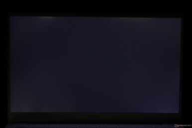 Leichtes bis mittleres Backlight-Bleeding entlang der Kanten und in den Ecken