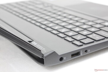 Deckel bis zum maximalen Winkel geöffnet (~150 Grad)